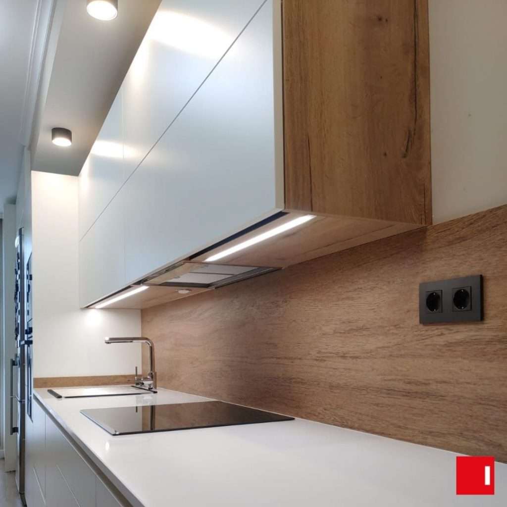 Iluminación LED bajo muebles en cocina de ensueño con diseño moderno
