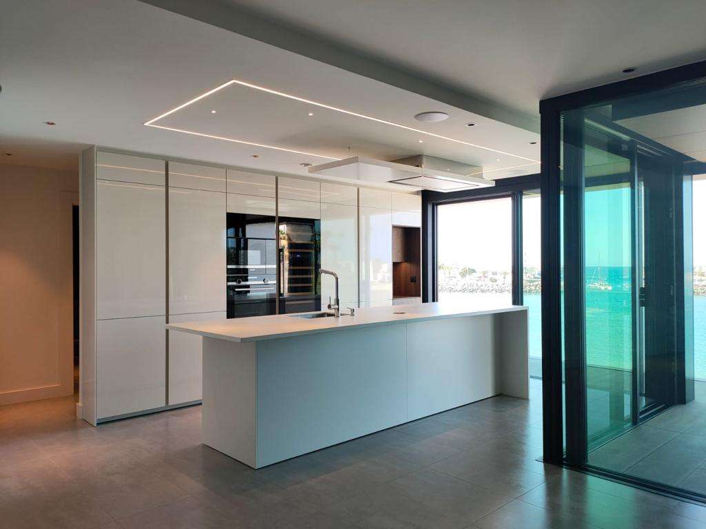Cocina moderna con isla central en Las Palmas – diseño funcional y estético
