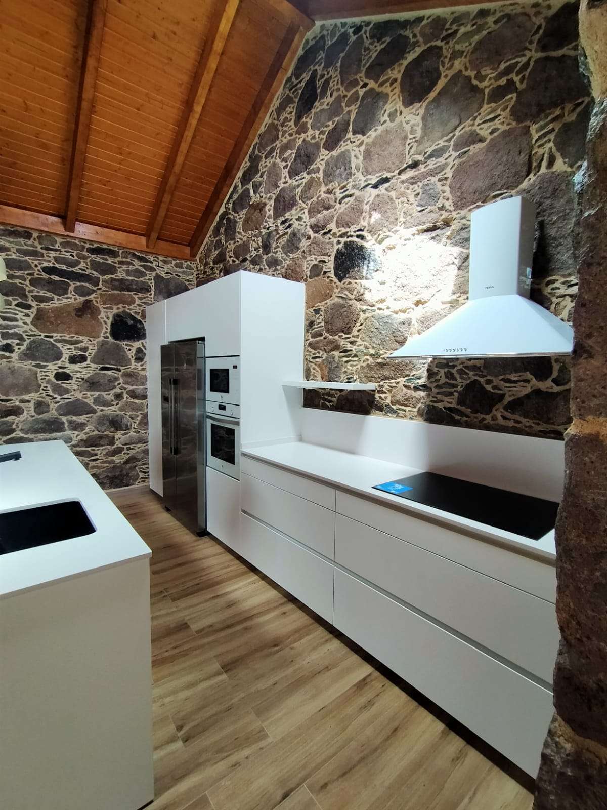 proyecto regleta de ajuste en pared de piedra