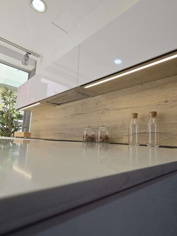 Cocina de Exposición Santos fine Blanco Ártico Brillo + Roble rústico Sincro (VENDIDA) - Imagen 7